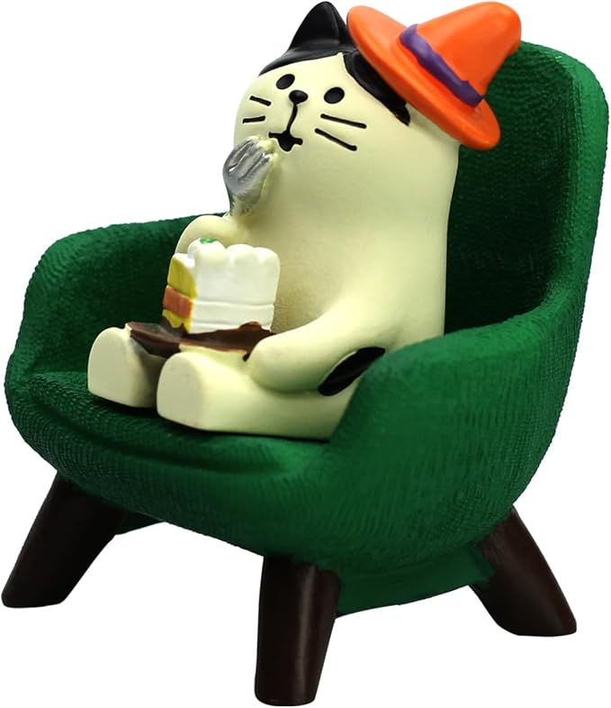 RAQWI Cute Kitten Figurine Eating Cake on Green Sofa, Mini Resin Cat Statue for Office Desk & Home Decoration, Adorable Easter Spring Gift for Cat Lovers, Women, Friends