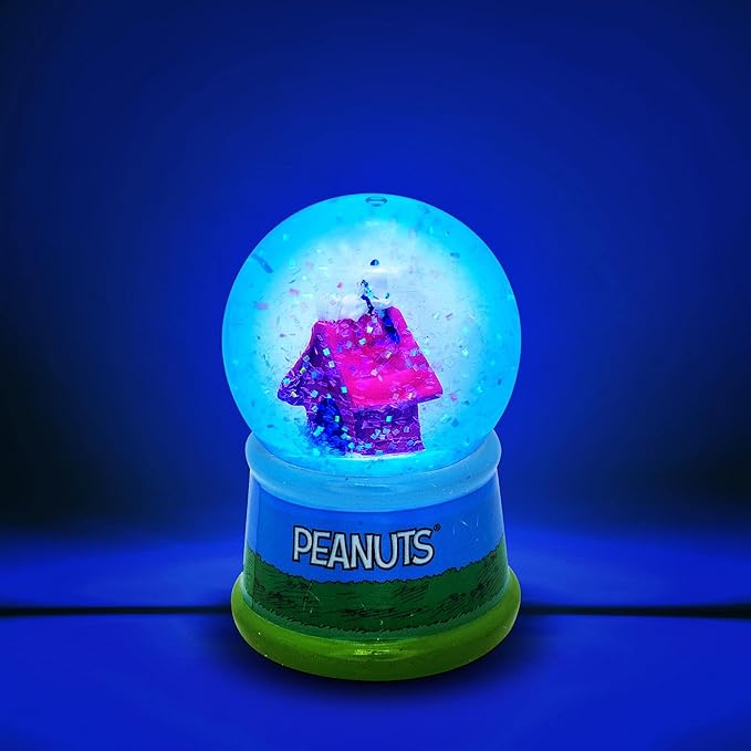Silver Buffalo Peanuts Group Walk Outside Light Up Snow Globe, 55 mm