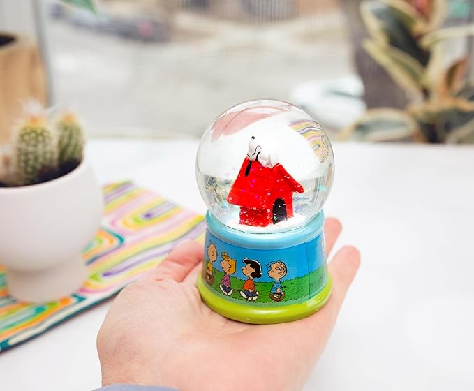 Silver Buffalo Peanuts Group Walk Outside Light Up Snow Globe, 55 mm